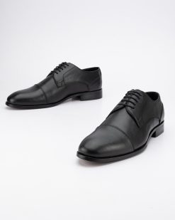 Muške elegantne cipele u velikim brojevima 8194G u crnoj boji.