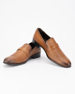 Elegantne muške cipele model DB-G-02-G u svetloj braon boji, dostupne u velikim brojevima