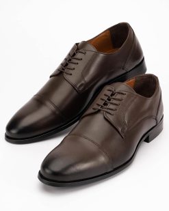 Muške elegantne cipele u velikim brojevima 8194-G -u tamno braon boji.