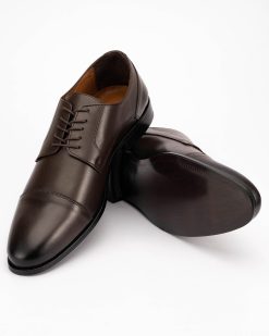 Muške elegantne cipele u velikim brojevima 8194-G -u tamno braon boji.