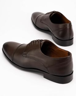 Muške elegantne cipele u velikim brojevima 8194-G -u tamno braon boji.