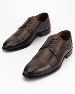 Muške elegantne cipele u velikim brojevima 8194-G -u tamno braon boji.