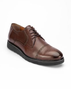 Muške kožne cipele model 4320-G u boji braon su savršen izbor za one koji traže elegantnu i udobnu obuću u velikim brojevima.