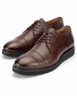 Muške kožne cipele model 4320-G u boji braon su savršen izbor za one koji traže elegantnu i udobnu obuću u velikim brojevima.