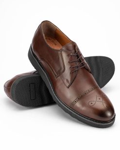 Muške kožne cipele model 4320-G u boji braon su savršen izbor za one koji traže elegantnu i udobnu obuću u velikim brojevima.