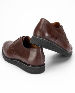 Muške kožne cipele model 4320-G u boji braon su savršen izbor za one koji traže elegantnu i udobnu obuću u velikim brojevima.