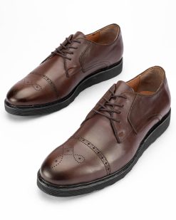 Muške kožne cipele model 4320-G u boji braon su savršen izbor za one koji traže elegantnu i udobnu obuću u velikim brojevima.