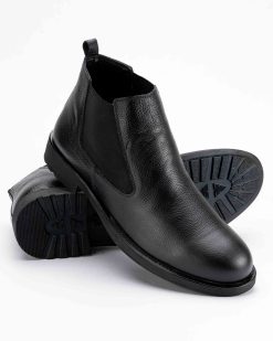 Ove muške kožne duboke cipele u velikim brojevima model CZ-61-007-17 u elegantnoj crnoj boji
