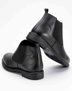 Ove muške kožne duboke cipele u velikim brojevima model CZ-61-007-17 u elegantnoj crnoj boji
