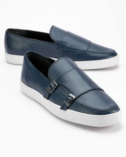 Mokasine velikih brojeva CZ-36-110-11 u teget boji su odličan izbor za muškarce sa većim stopalima koji žele udobne i elegantne cipele.
