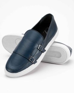 Mokasine velikih brojeva CZ-36-110-11 u teget boji su odličan izbor za muškarce sa većim stopalima koji žele udobne i elegantne cipele.