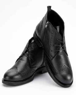 Muške kožne cipele velikih brojeva CZ-61-008-17 u crnoj boji su elegantne i duboke cipele sa zumbanim dizajnom.