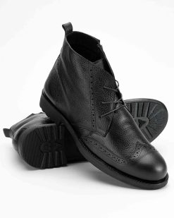 Muške kožne cipele velikih brojeva CZ-61-008-17 u crnoj boji su elegantne i duboke cipele sa zumbanim dizajnom.