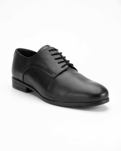 Crne kožne muške cipele model CZ-108-029-17 su izuzetno elegantan izbor za sve koji traže obuću velikih brojeva sa sofisticiranim stilom.
