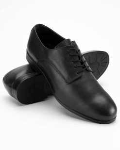 Crne kožne muške cipele model CZ-108-029-17 su izuzetno elegantan izbor za sve koji traže obuću velikih brojeva sa sofisticiranim stilom.