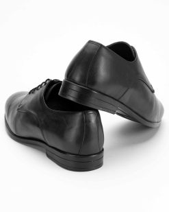 Crne kožne muške cipele model CZ-108-029-17 su izuzetno elegantan izbor za sve koji traže obuću velikih brojeva sa sofisticiranim stilom.