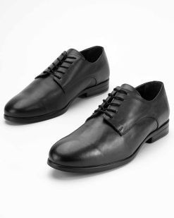 Crne kožne muške cipele model CZ-108-029-17 su izuzetno elegantan izbor za sve koji traže obuću velikih brojeva sa sofisticiranim stilom.