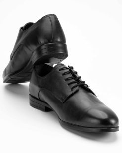 Crne kožne muške cipele model CZ-108-029-17 su izuzetno elegantan izbor za sve koji traže obuću velikih brojeva sa sofisticiranim stilom.