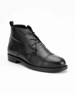 Muške kožne duboke cipele u velikim brojevima, model CZ-61-013-17, u crnoj boji su savršen izbor za one koji traže elegantnu i udobnu obuću.