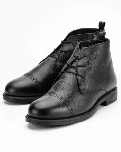 Muške kožne duboke cipele u velikim brojevima, model CZ-61-013-17, u crnoj boji su savršen izbor za one koji traže elegantnu i udobnu obuću.