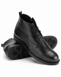 Muške kožne duboke cipele u velikim brojevima, model CZ-61-013-17, u crnoj boji su savršen izbor za one koji traže elegantnu i udobnu obuću.