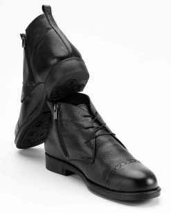 Muške kožne duboke cipele u velikim brojevima, model CZ-61-013-17, u crnoj boji su savršen izbor za one koji traže elegantnu i udobnu obuću.