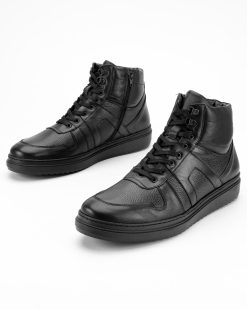 Muške cipele model 5402-G u crnoj boji predstavljaju klasičan i sofisticiran izbor za muškarce koji cene stil i eleganciju.