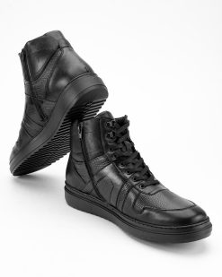 Muške cipele model 5402-G u crnoj boji predstavljaju klasičan i sofisticiran izbor za muškarce koji cene stil i eleganciju.