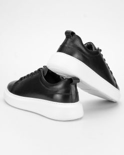 Model TP-100-010-P-G u crnoj boji spaja sportsku funkcionalnost i svakodnevnu praktičnost, posebno prilagođenu muškarcima koji nose veće brojeve.