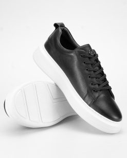 Model TP-100-010-P-G u crnoj boji spaja sportsku funkcionalnost i svakodnevnu praktičnost, posebno prilagođenu muškarcima koji nose veće brojeve.