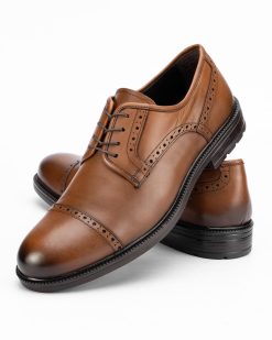 Muške cipele TP-1172-G u svetlo braon nijansi donose toplinu i svestranost svakom outfitu.