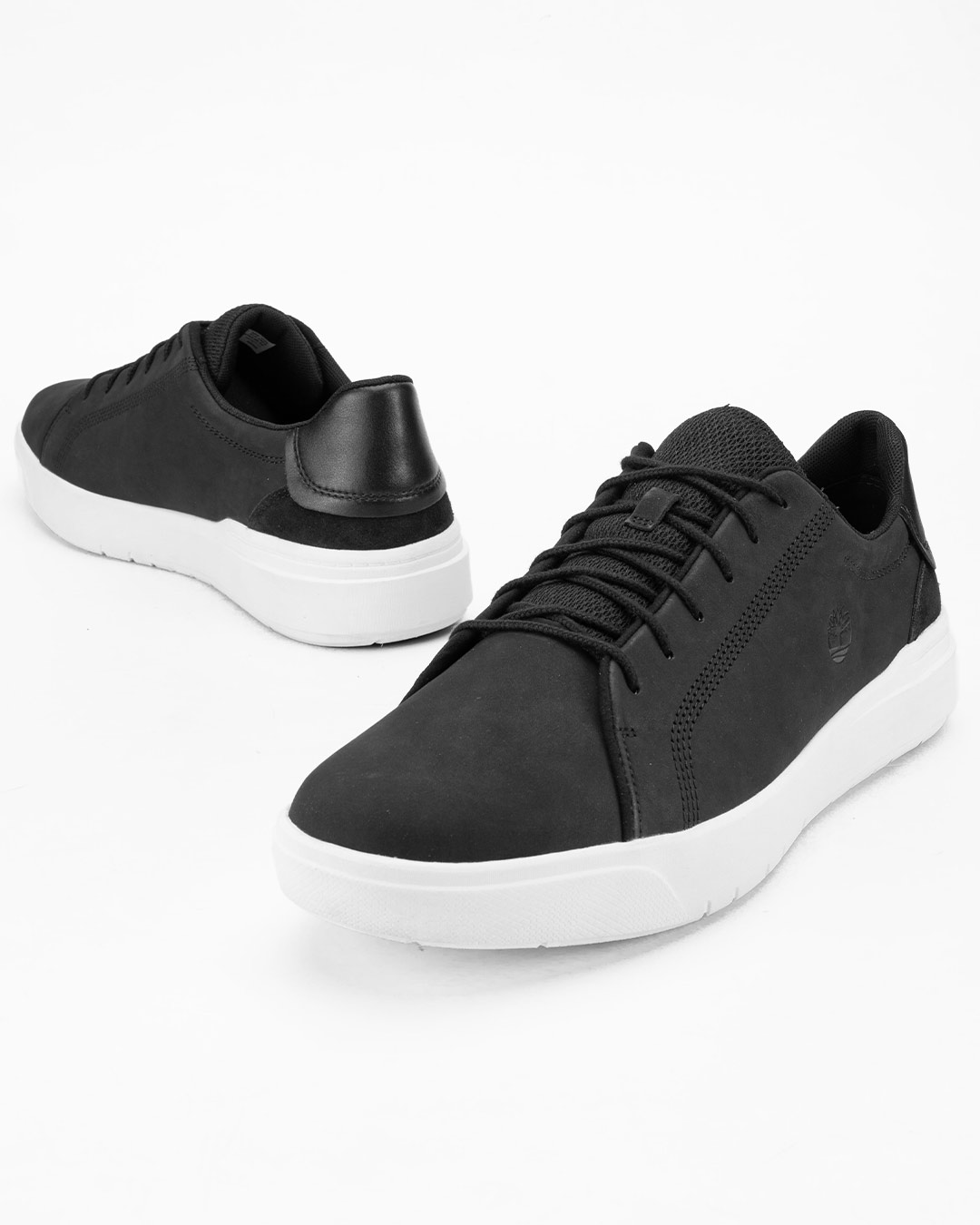 Timberland patike cipele Seneca Bay Low Lace-G u crnoj boji predstavljaju siguran izbor za muškarce koji traže pouzdan model u većim brojevima.