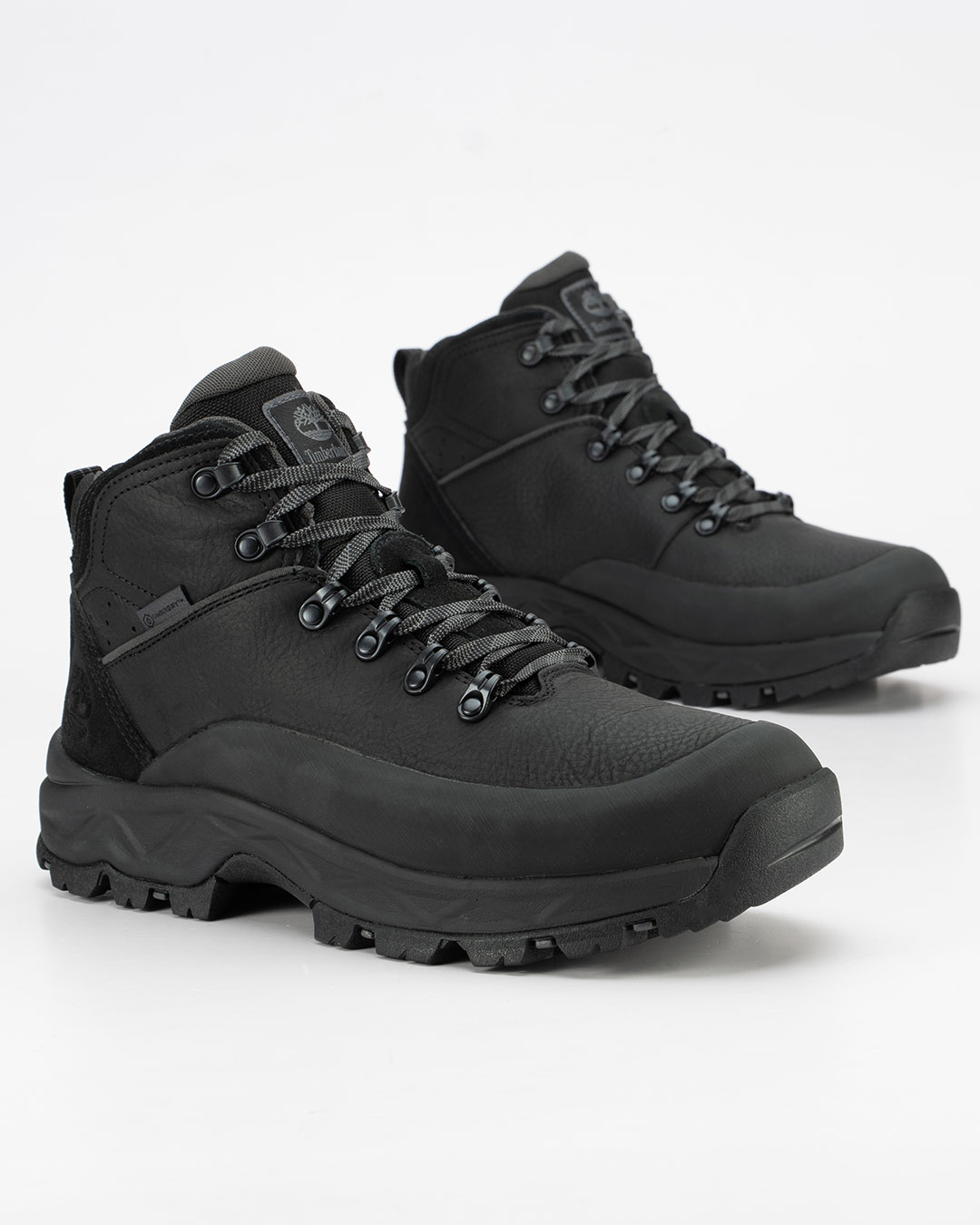 Timberland Waterproof cipele Mt. Maddsen 2.0 Mid Lace u crnoj boji donose prepoznatljiv outdoor karakter brenda u modernom, svedenom izdanju.