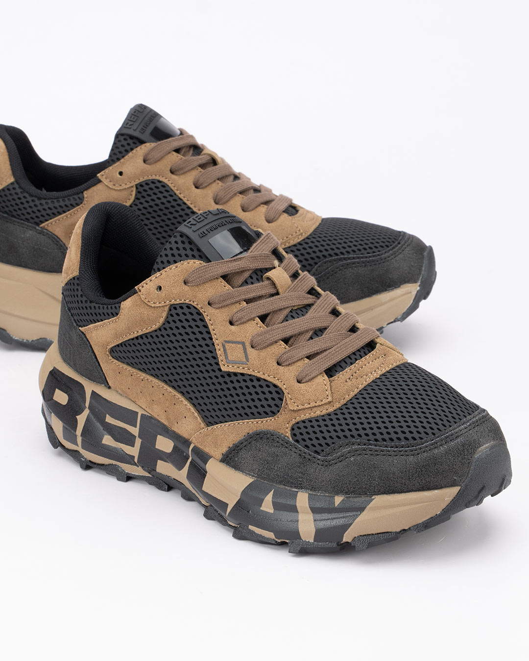 Replay patike Arthur Trail Valley u braon boji donose zanimljiv spoj outdoor inspiracije i savremene gradske mode.
