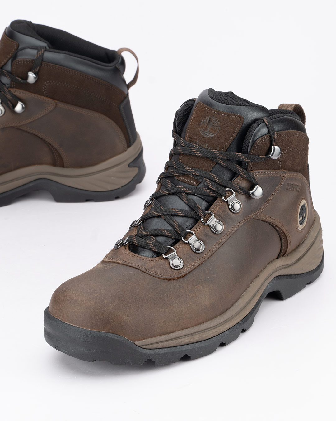 Timberland Waterproof cipele Flume Mid Lace - Tamno braon su muške duboke vodootporne cipele napravljene za dane kada su zaštita od vlage i pouzdanost obuće posebno važni.