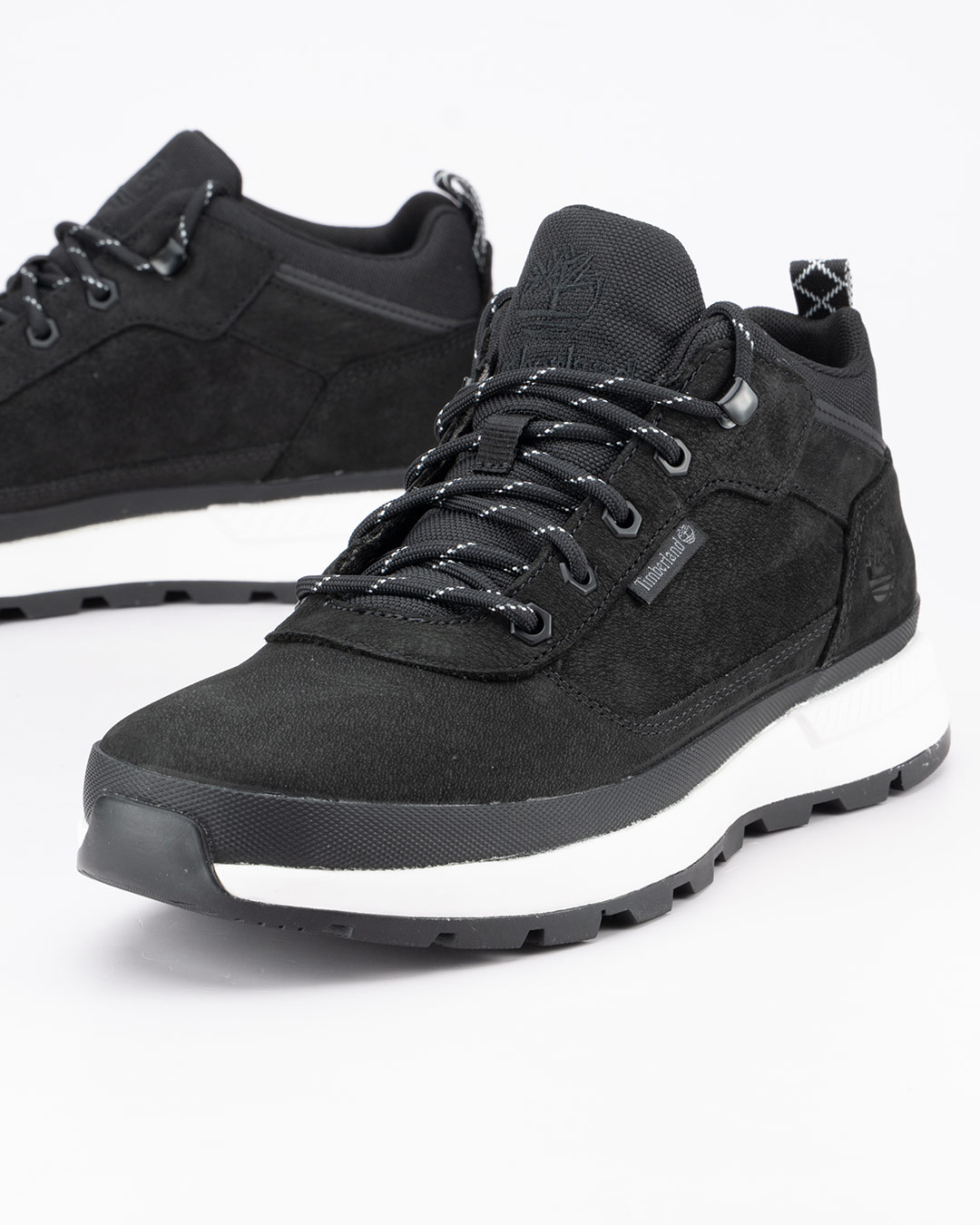 Timberland patike cipele Field Trekker Low Lace - Crna namenjene su muškarcima koji traže izdržljivu i udobnu obuću za aktivnu svakodnevicu. Inspirisan outdoor stilom, ovaj model donosi spoj robusnijeg dizajna i praktičnosti, uz nisku formu koja omogućava slobodu kretanja tokom različitih aktivnosti.