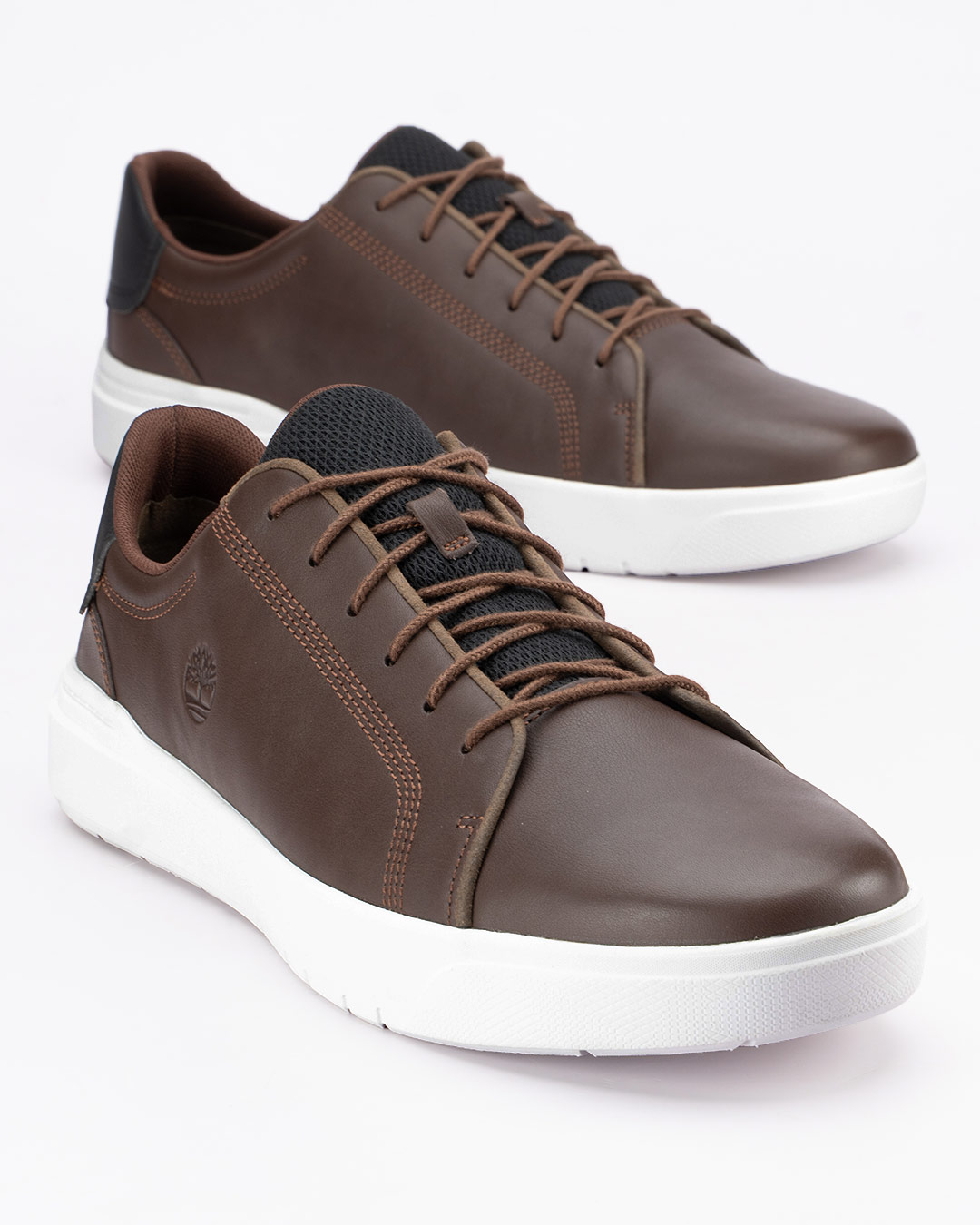 Timberland patike cipele Seneca Bay Low Lace-G u tamno braon boji velikih brojeva donose prepoznatljiv stil ovog brenda u modelu namenjenom muškarcima koji traže kvalitetnu i udobnu obuću većih veličina.