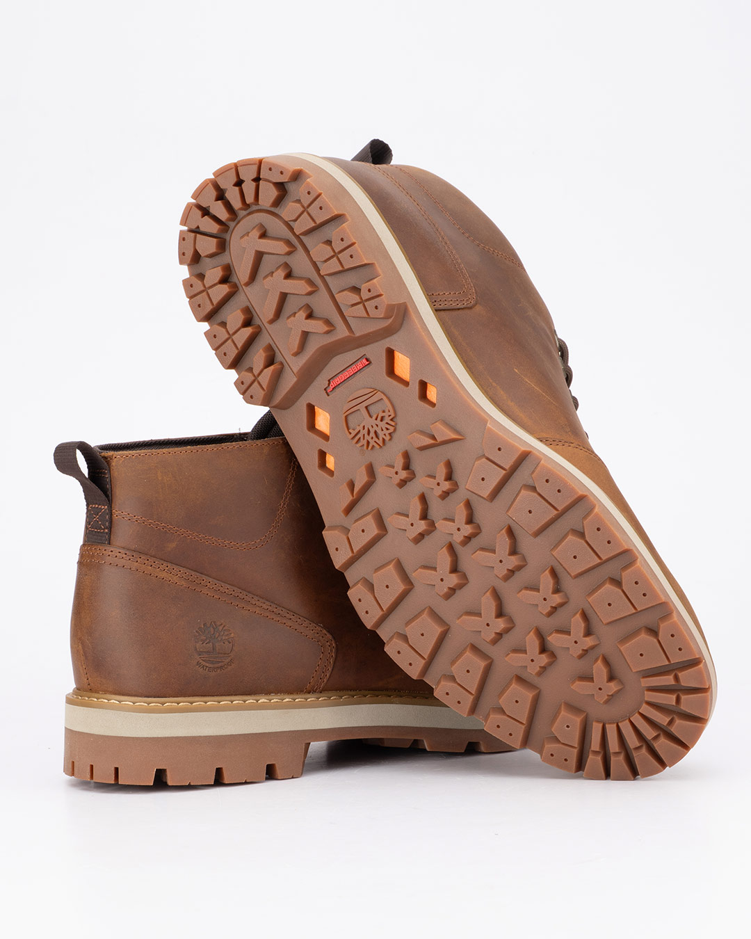 Timberland Waterproof cipele Britton Road Mid Lace u braon boji namenjene su muškarcima koji traže kvalitetnu obuću spremnu za različite vremenske uslove. Vodootporna Premium Timberland® koža pruža zaštitu od vlage, dok braon nijansa naglašava prepoznatljiv izgled Timberland obuće