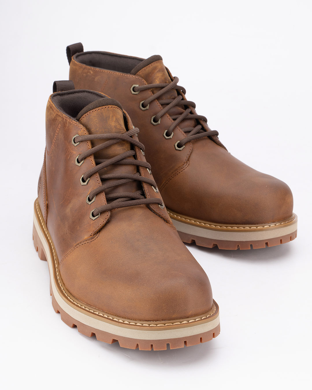 Timberland Waterproof cipele Britton Road Mid Lace u braon boji namenjene su muškarcima koji traže kvalitetnu obuću spremnu za različite vremenske uslove. Vodootporna Premium Timberland® koža pruža zaštitu od vlage, dok braon nijansa naglašava prepoznatljiv izgled Timberland obuće