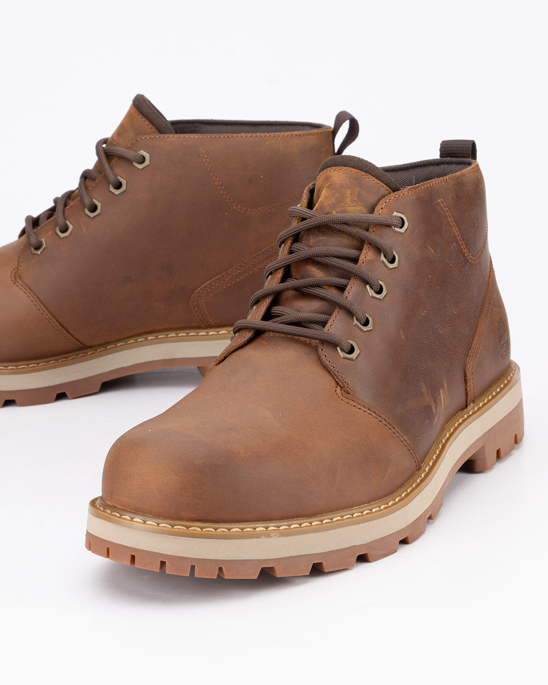 Timberland Waterproof cipele Britton Road Mid Lace u braon boji namenjene su muškarcima koji traže kvalitetnu obuću spremnu za različite vremenske uslove. Vodootporna Premium Timberland® koža pruža zaštitu od vlage, dok braon nijansa naglašava prepoznatljiv izgled Timberland obuće