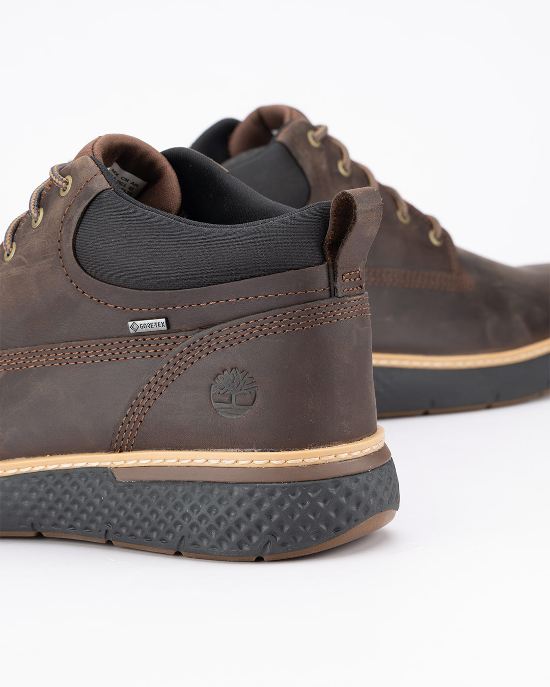 Timberland Waterproof cipele Cross Mark Mid Lace u tamno braon boji predstavljaju spoj prepoznatljivog Timberland dizajna i funkcionalnosti potrebne tokom hladnijih meseci.