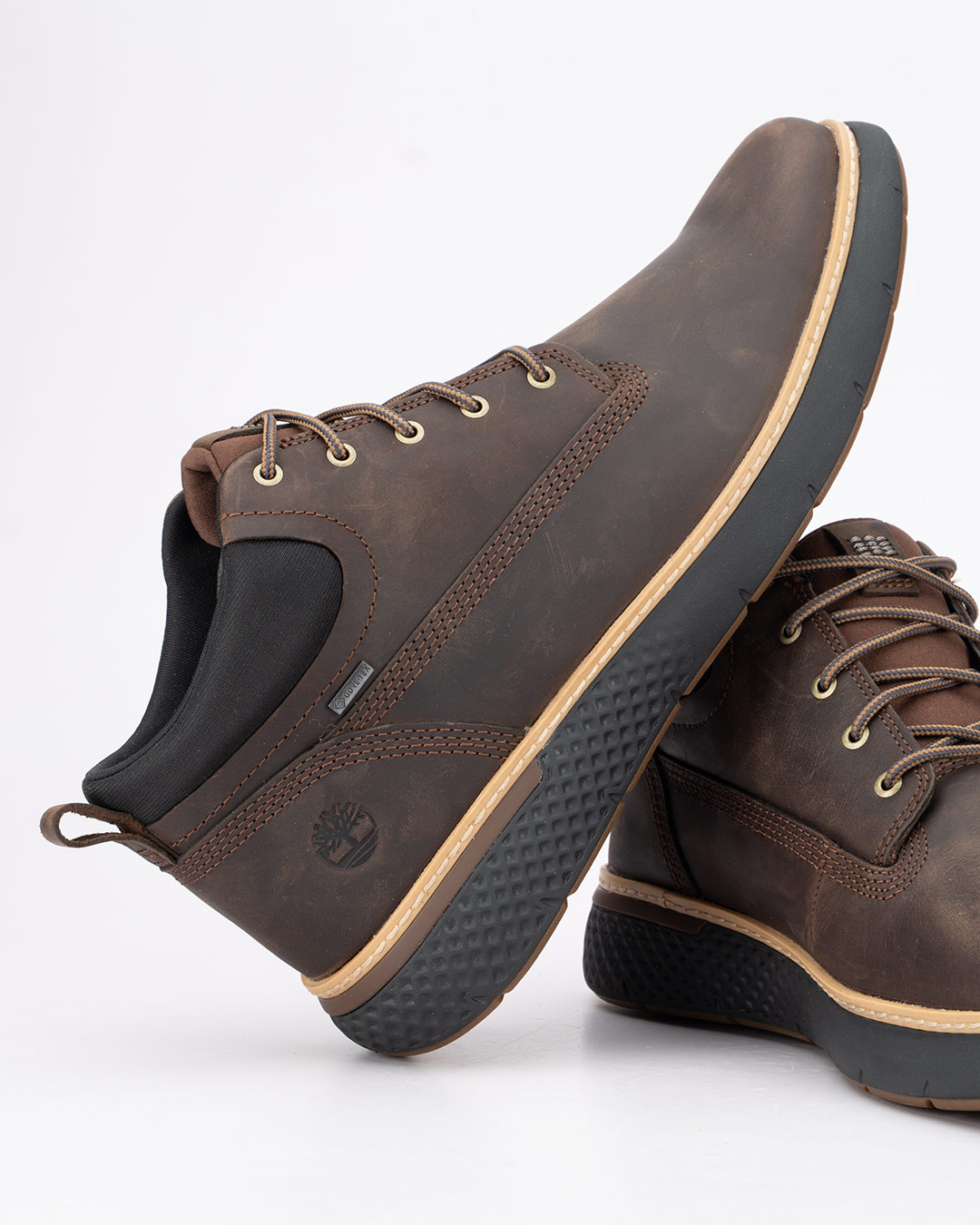 Timberland Waterproof cipele Cross Mark Mid Lace u tamno braon boji predstavljaju spoj prepoznatljivog Timberland dizajna i funkcionalnosti potrebne tokom hladnijih meseci.