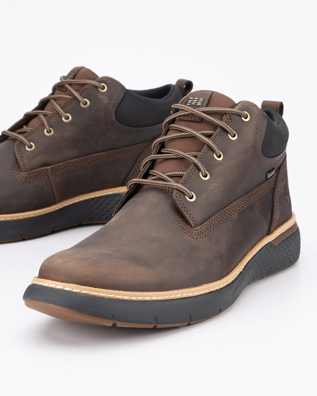 Timberland Waterproof cipele Cross Mark Mid Lace u tamno braon boji predstavljaju spoj prepoznatljivog Timberland dizajna i funkcionalnosti potrebne tokom hladnijih meseci.