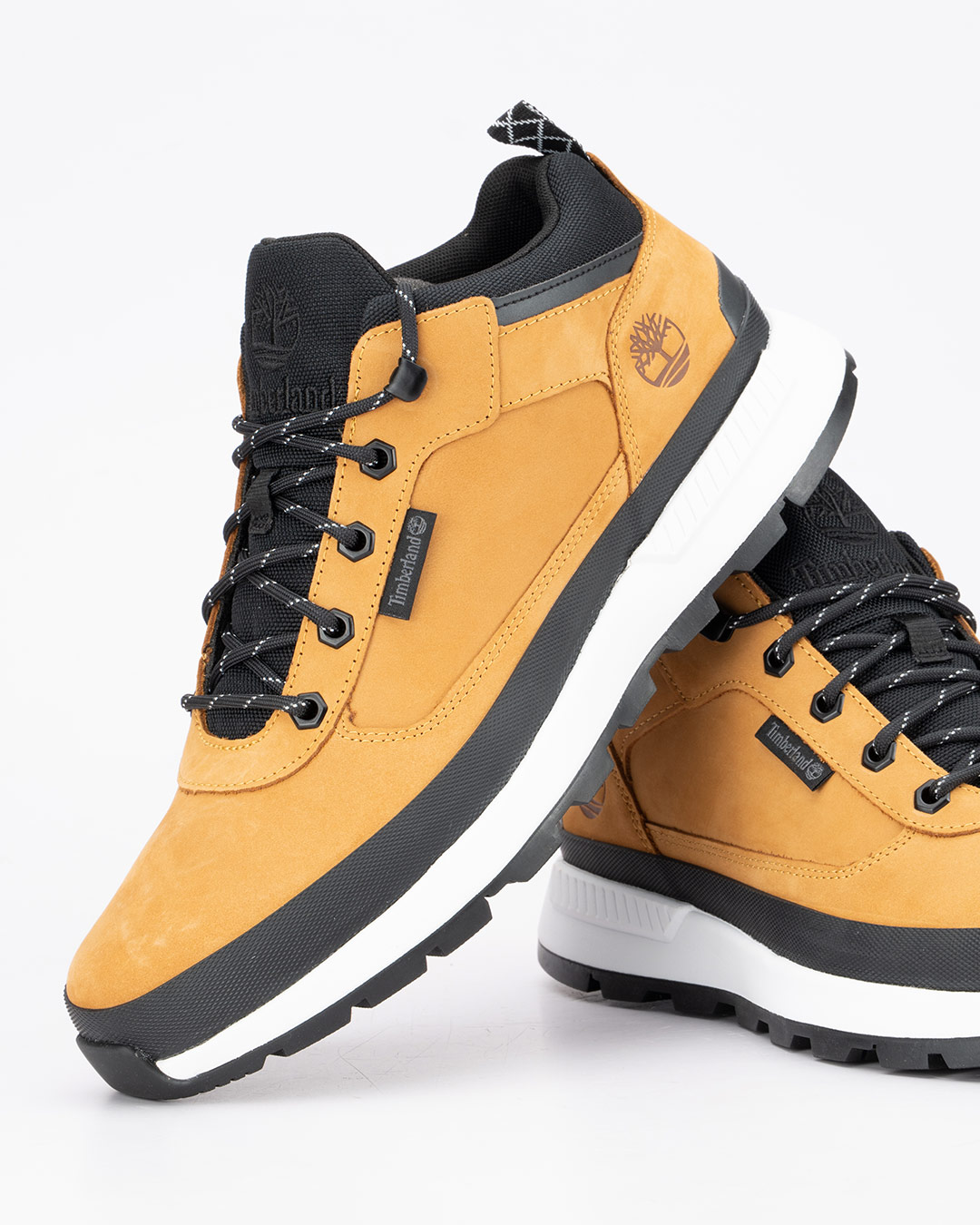 Timberland patike cipele Field Trekker Low Lace u oker boji donose prepoznatljiv avanturistički stil brenda u modelu prilagođenom svakodnevnom nošenju.