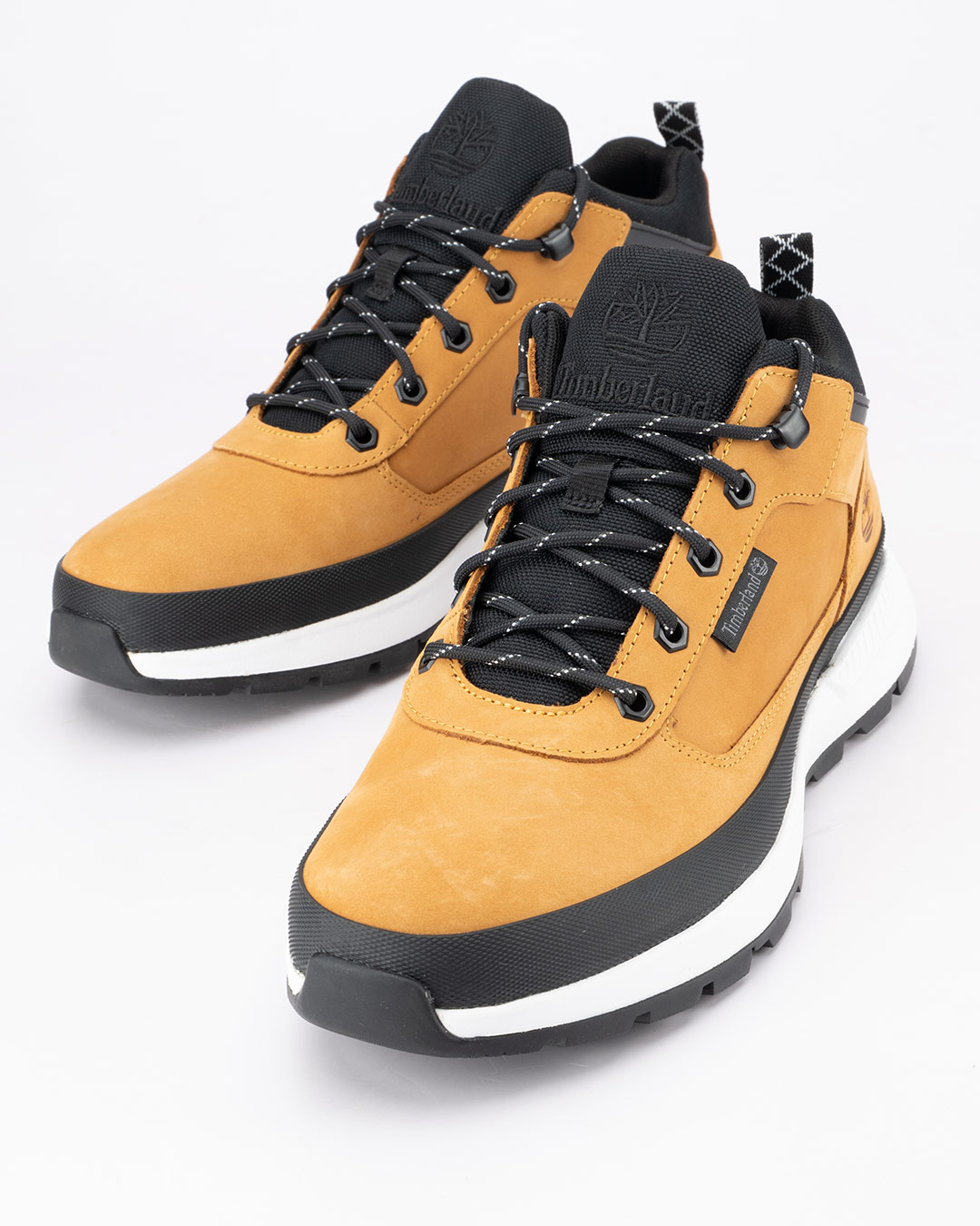 Timberland patike cipele Trekker Low Lace Oker-G u oker boji velikih brojeva donose prepoznatljiv izgled outdoor obuće u modelu namenjenom muškarcima sa većim stopalima.
