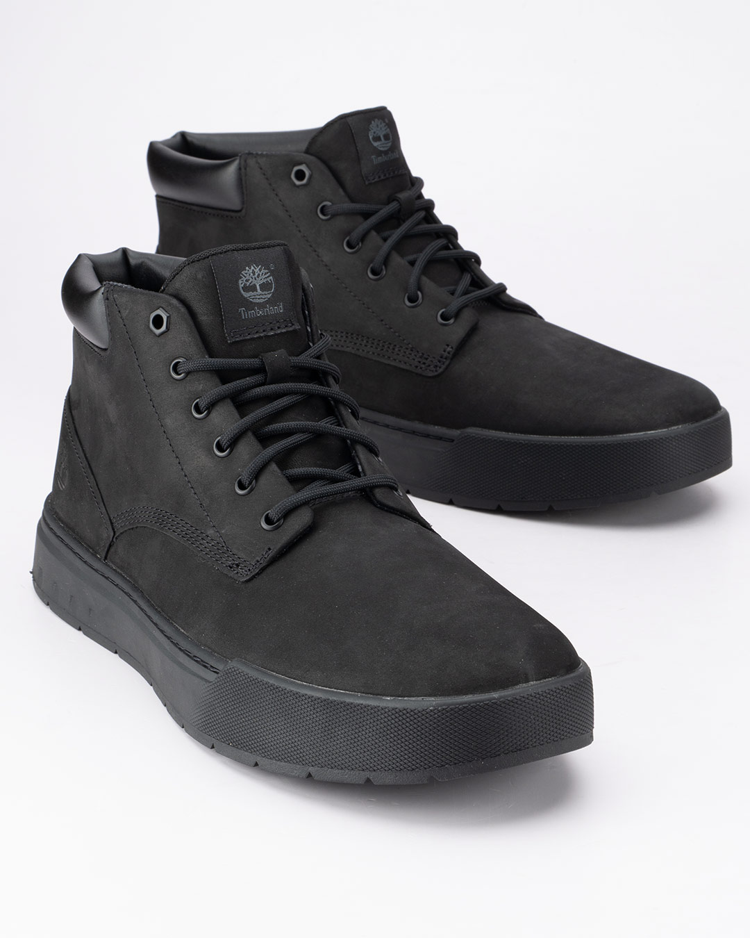 Timberland cipele Maple Grove Mid Lace-G u crnoj boji velikih brojeva donose prepoznatljiv izgled duboke Timberland obuće, prilagođen muškarcima kojima je potreban veći broj.