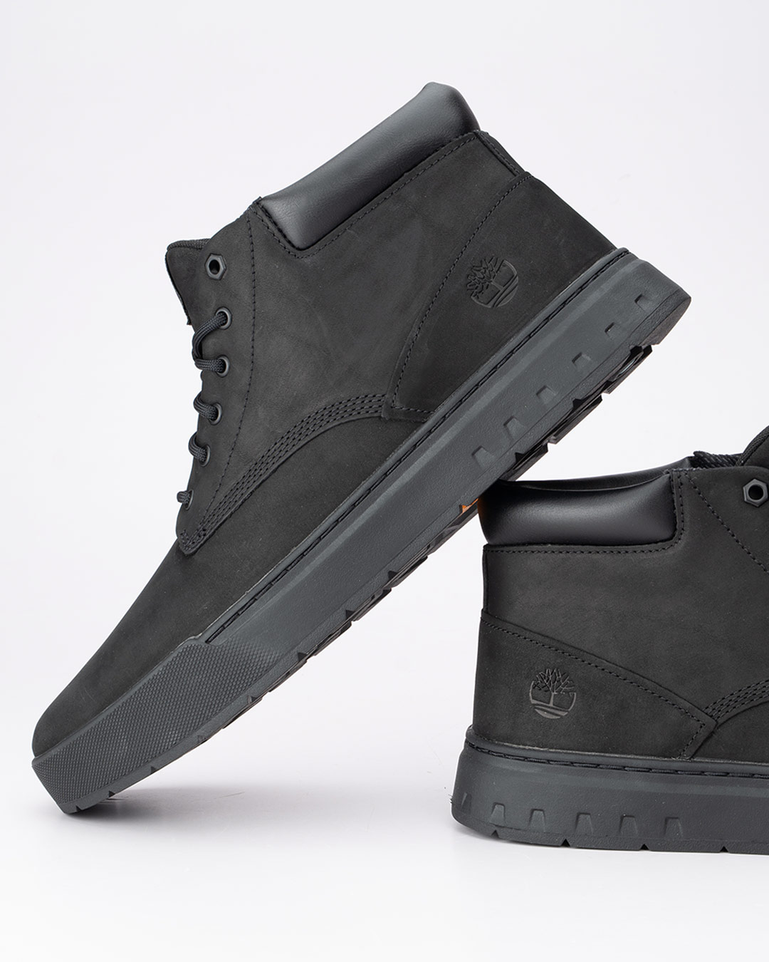 Timberland cipele Maple Grove Mid Lace-G u crnoj boji velikih brojeva donose prepoznatljiv izgled duboke Timberland obuće, prilagođen muškarcima kojima je potreban veći broj.