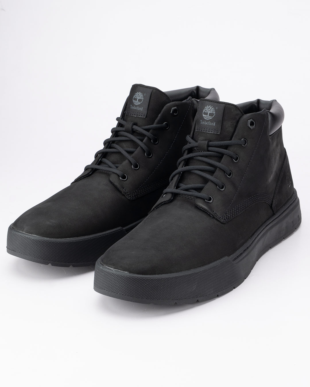 Timberland cipele Maple Grove Mid Lace-G u crnoj boji velikih brojeva donose prepoznatljiv izgled duboke Timberland obuće, prilagođen muškarcima kojima je potreban veći broj.