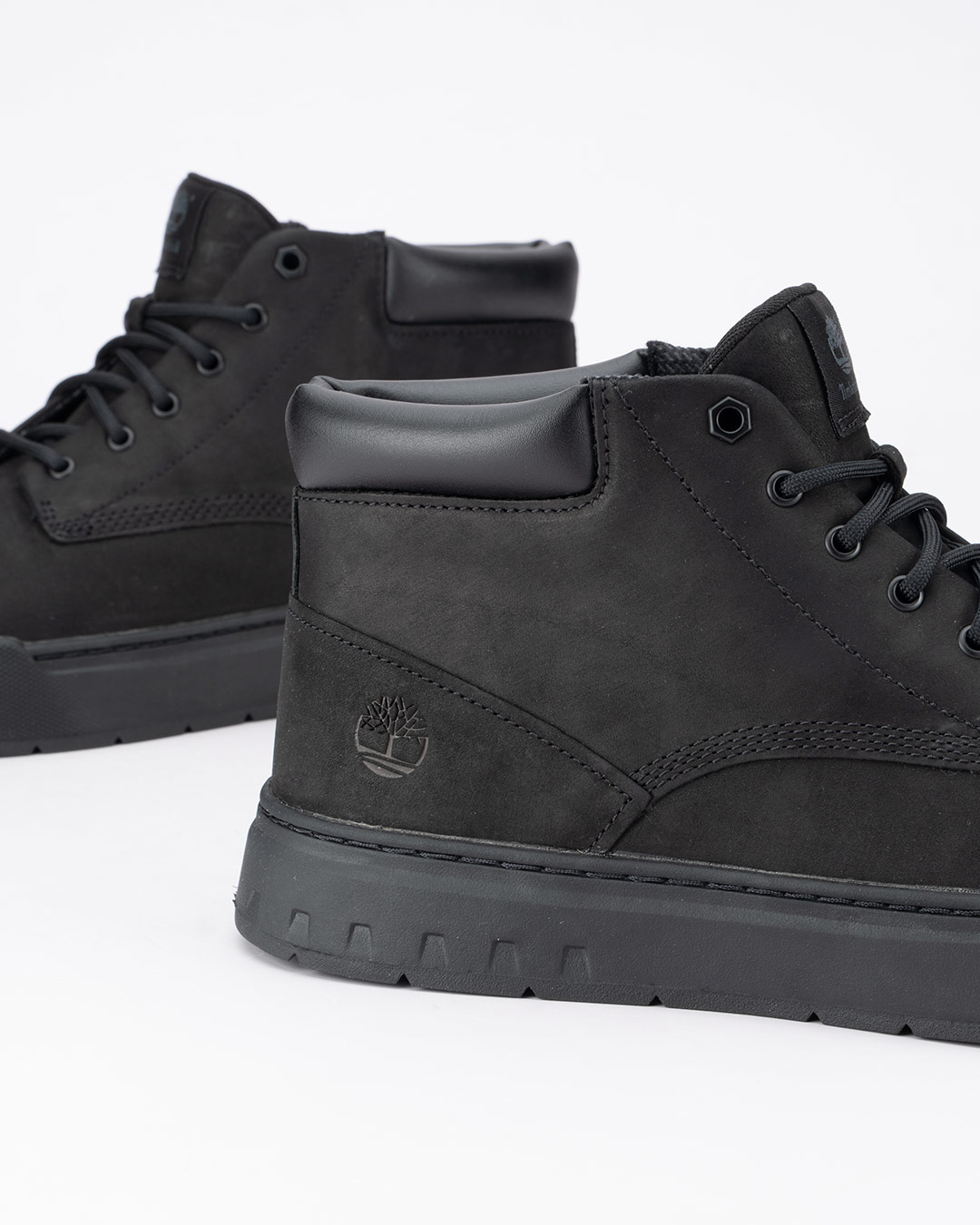Timberland cipele Maple Grove Mid Lace-G u crnoj boji velikih brojeva donose prepoznatljiv izgled duboke Timberland obuće, prilagođen muškarcima kojima je potreban veći broj.