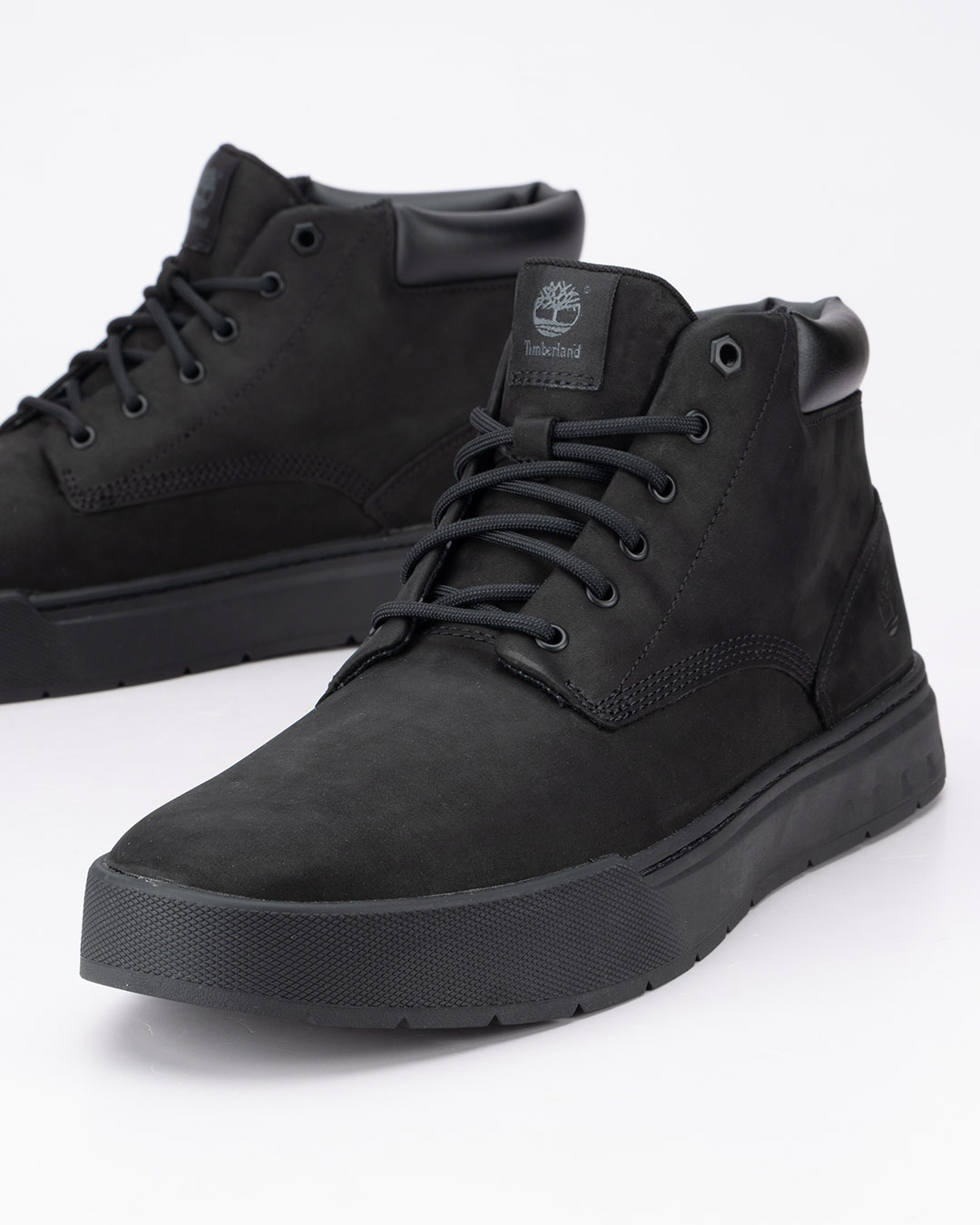 Timberland cipele Maple Grove Mid Lace-G u crnoj boji velikih brojeva donose prepoznatljiv izgled duboke Timberland obuće, prilagođen muškarcima kojima je potreban veći broj.